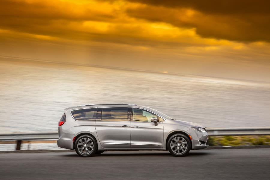  Chrysler Pacifica Limited (RU) 2016 года  (фото 31 из 40)